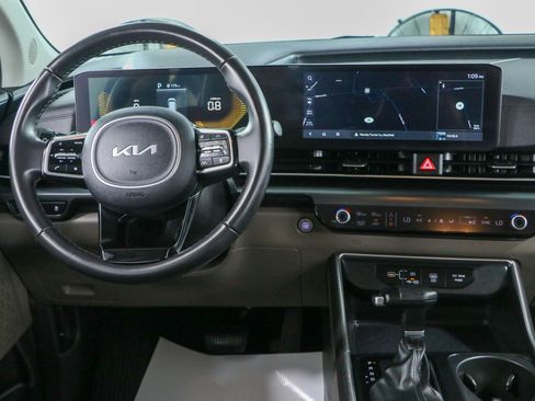 Used 2025 Kia Carnival FWD image 17