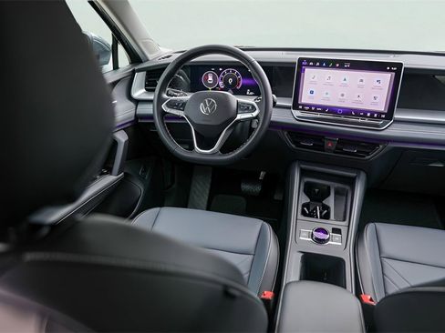 Used 2025 Volkswagen Tiguan SE image 25