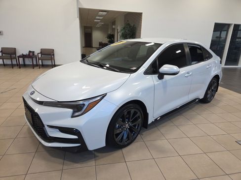 Used 2023 Toyota Corolla SE image 3