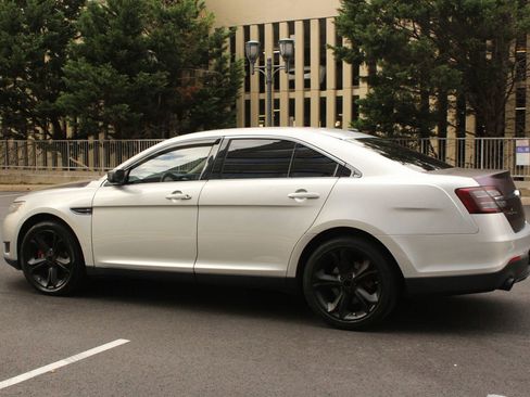 Used 2016 Ford Taurus SE FWD image 10