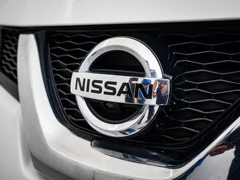 Used 2016 Nissan Rogue SV w/ SV Premium Package image 3