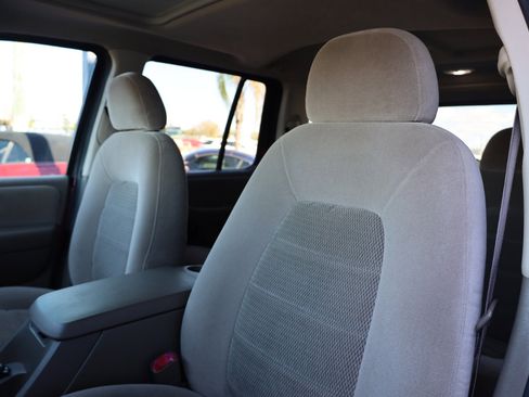 Used 2005 Ford Explorer XLT image 5