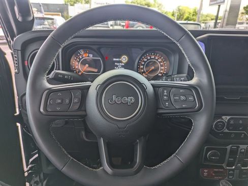 Used 2025 Jeep Wrangler Unlimited Rubicon w/ Convenience Group AWD/4WD image 21