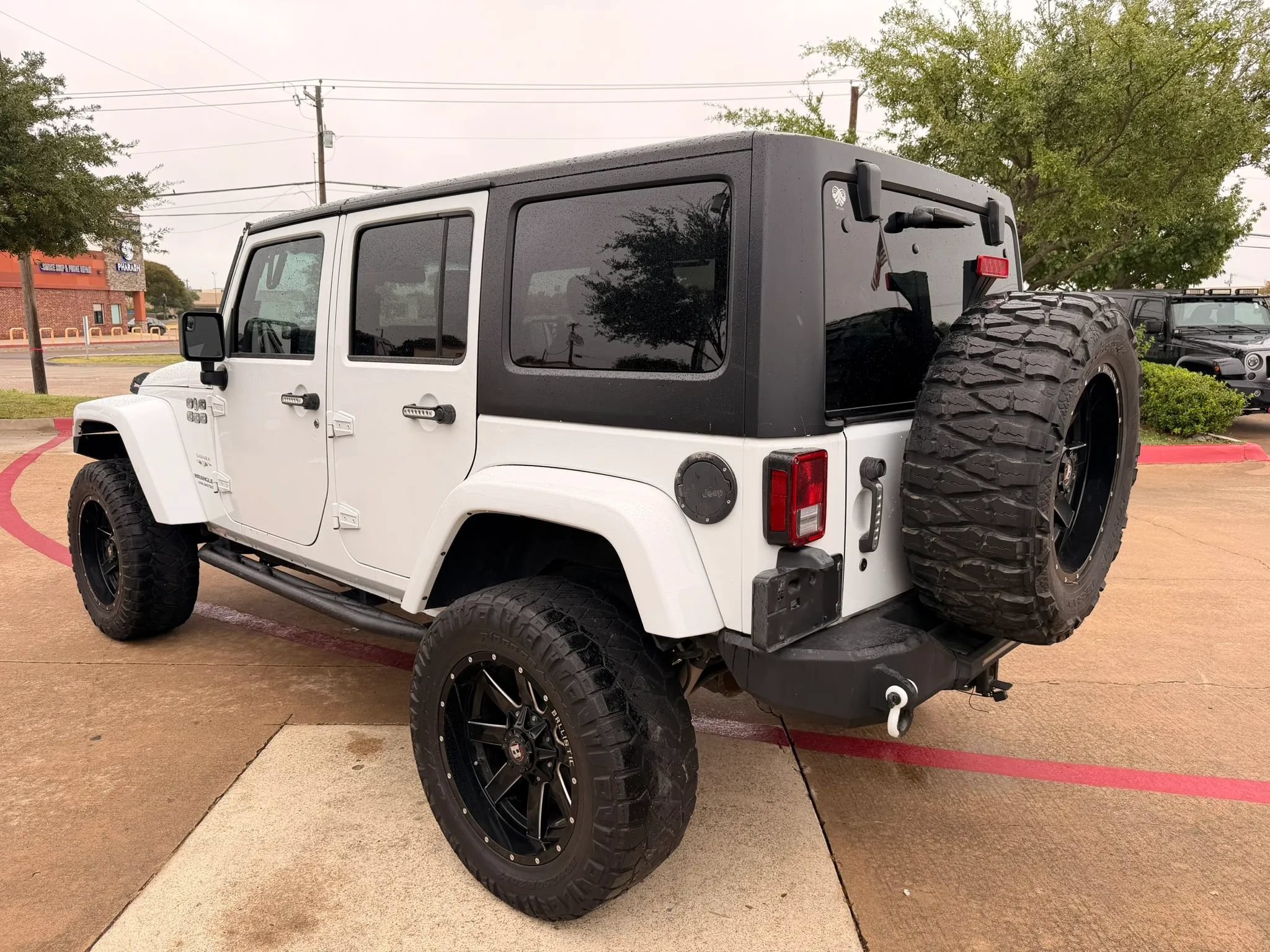 Used 2017 Jeep Wrangler Unlimited Sahara w/ Connectivity Group AWD/4WD image 2