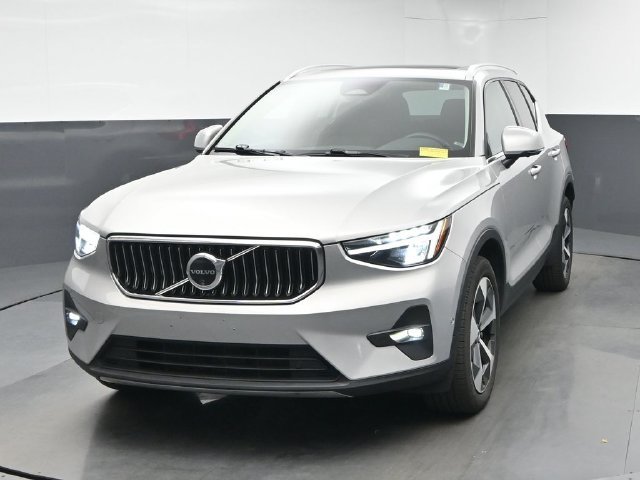 Used 2024 Volvo XC40 B5 Plus AWD/4WD image 3
