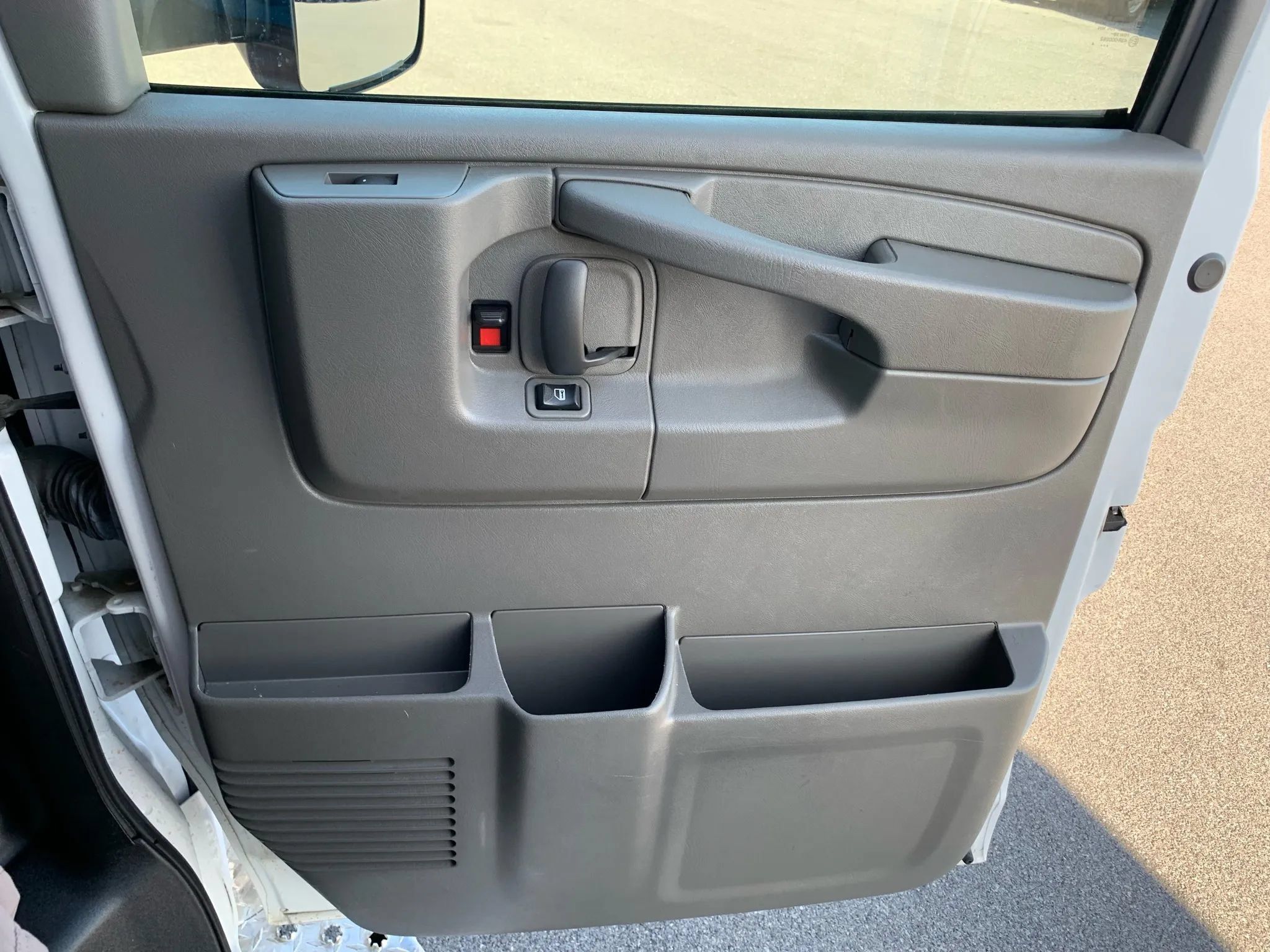 Used 2014 Chevrolet Express 4500 w/ Ambulance Package RWD image 26