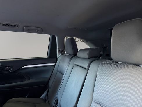 Used 2019 Toyota Highlander LE FWD image 13