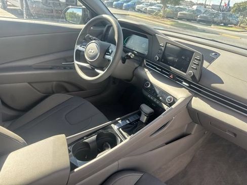 Used 2025 Hyundai Elantra Hybrid FWD image 24