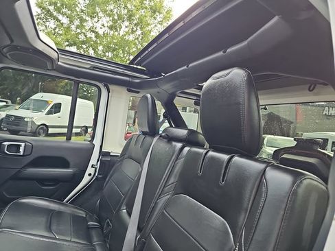 Used 2022 Jeep Wrangler Unlimited Sahara w/ Cold Weather Group AWD/4WD image 15