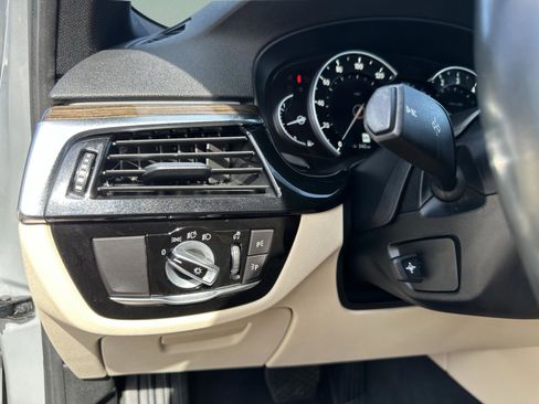 Used 2019 BMW 530i w/ Premium Package image 34