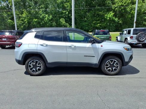 Used 2025 Jeep Compass Trailhawk w/ Trailhawk Elite Group AWD/4WD image 5