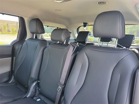 New 2026 Kia Carnival EX image 11