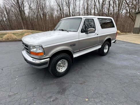 Used 1995 Ford Bronco XLT image 2