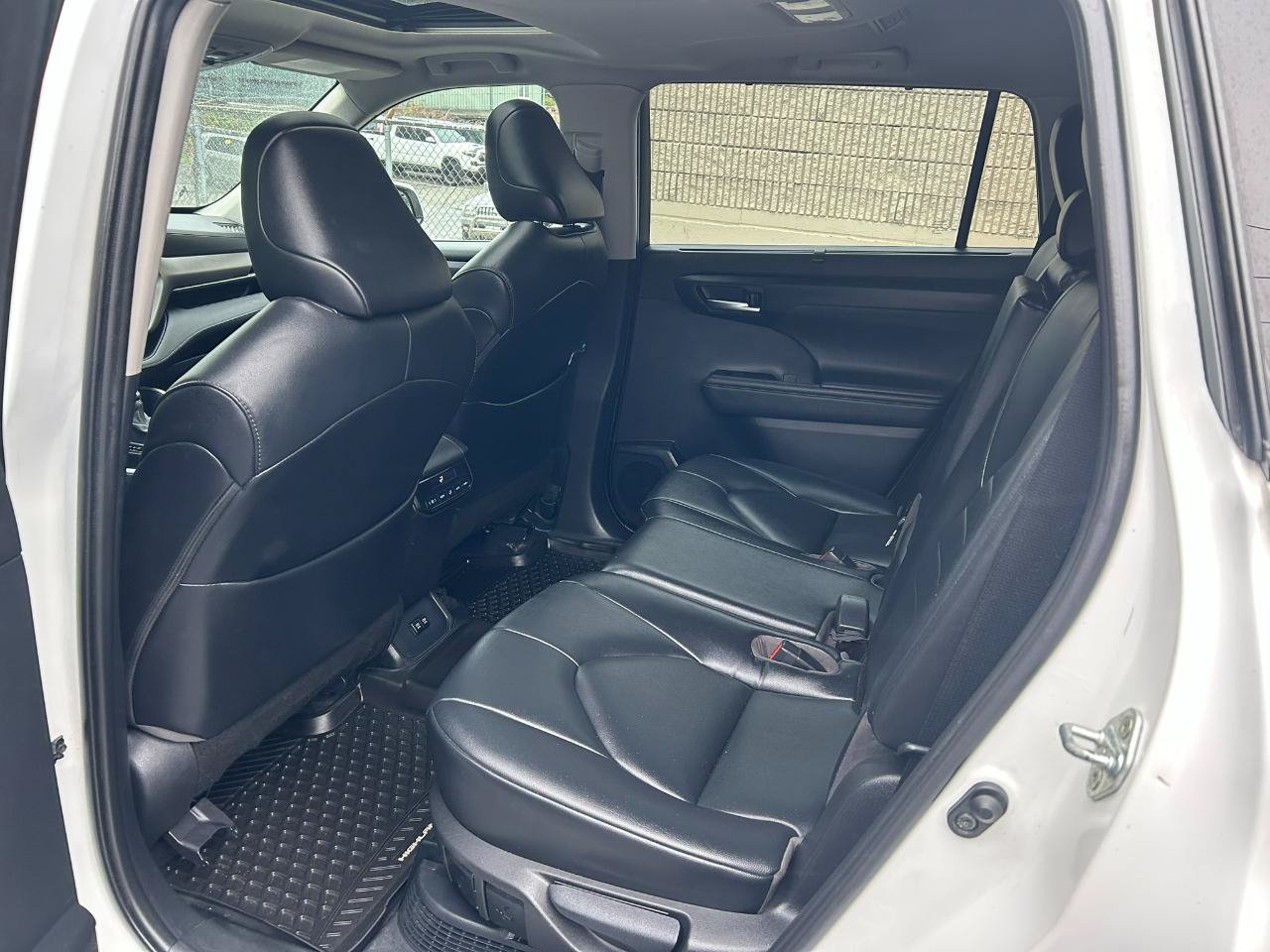 Used 2020 Toyota Highlander XLE AWD/4WD image 14