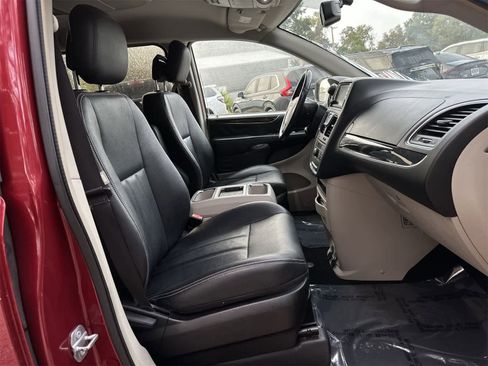 Used 2016 Chrysler Town & Country Touring image 14