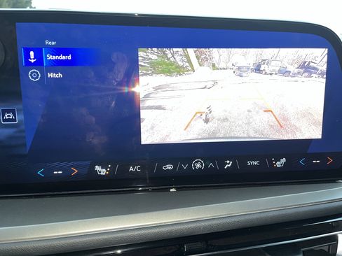 Used 2025 Chevrolet Traverse LT image 25