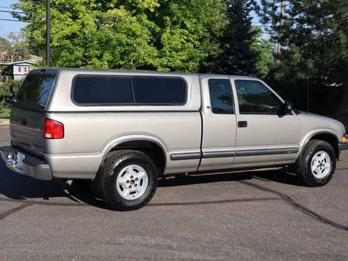 Used 2001 Chevrolet S10 Pickup LS w/ Preferred Equipment Group image 4