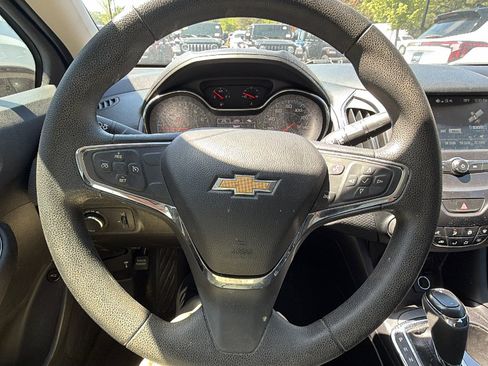 Used 2018 Chevrolet Cruze LT w/ Convenience Package FWD image 21