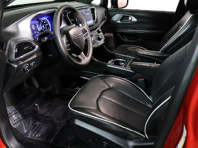 Used 2026 Chrysler Pacifica Limited FWD image 12