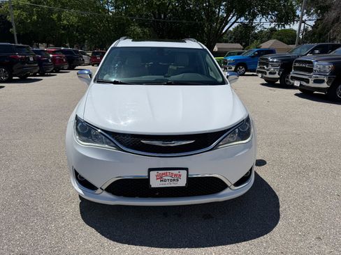 Used 2017 Chrysler Pacifica Limited FWD image 2
