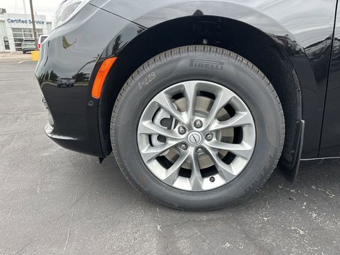 New 2026 Chrysler Pacifica Select image 18
