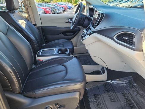 Used 2023 Chrysler Pacifica Touring-L w/ Uconnect Theater Family Group AWD/4WD image 23