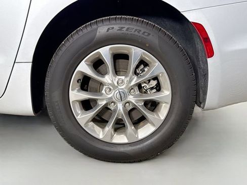 Used 2023 Chrysler Pacifica Touring-L AWD/4WD image 29