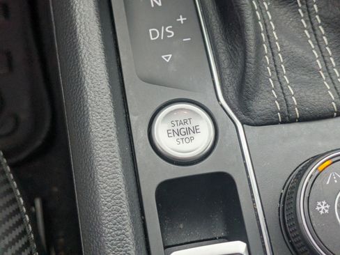 Used 2022 Volkswagen Atlas Cross Sport SE image 19