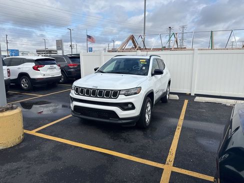 Used 2025 Jeep Compass Latitude w/ Sun & Sound Group image 2