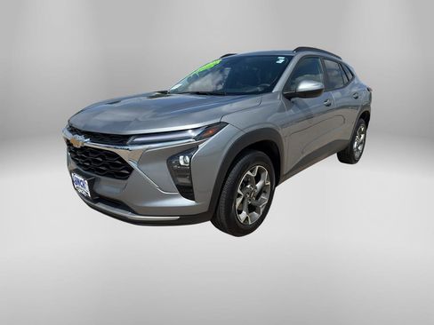 Used 2025 Chevrolet Trax LT FWD image 1