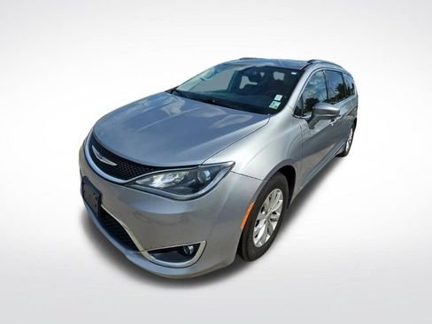 Used 2019 Chrysler Pacifica Touring-L FWD image 3