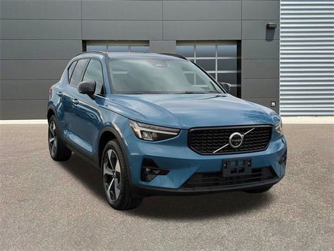 Used 2025 Volvo XC40 B5 Plus image 1