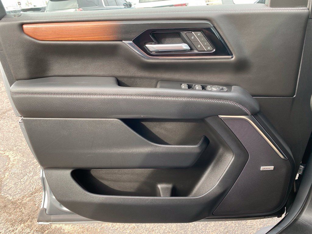 Used 2025 GMC Yukon Denali AWD/4WD image 43