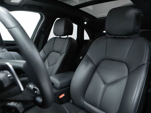Certified 2026 Porsche Macan AWD/4WD image 5