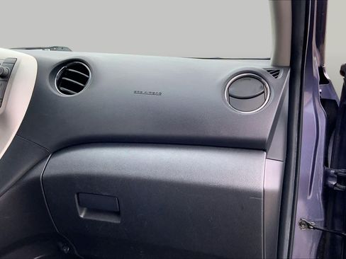Used 2009 Pontiac Vibe w/ Preferred Package FWD image 17