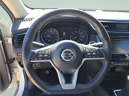 Used 2018 Nissan Rogue SV image 17