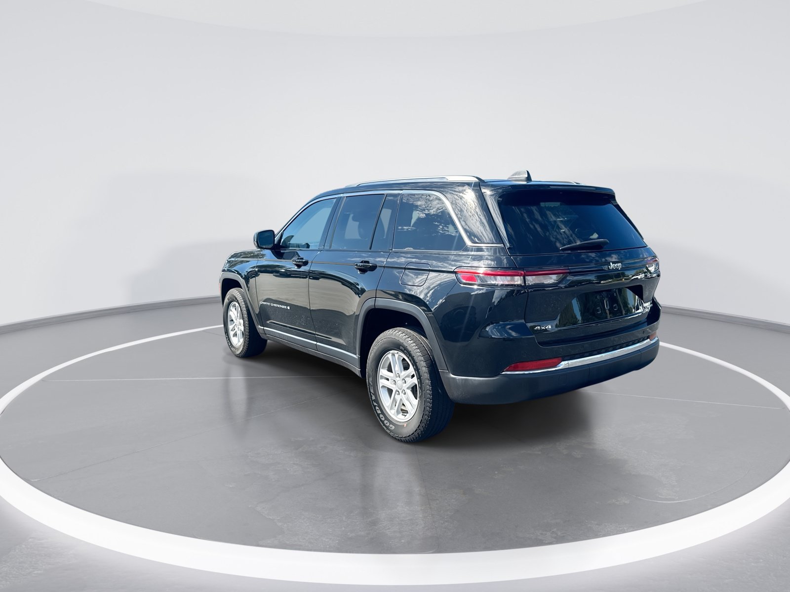 Used 2023 Jeep Grand Cherokee Laredo w/ Luxury Tech Group I AWD/4WD image 7