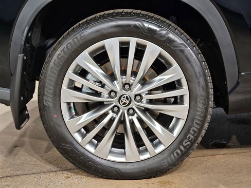 New 2026 Toyota Highlander Platinum AWD/4WD image 24