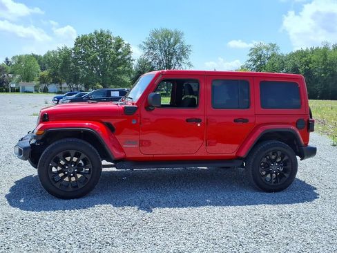 Used 2025 Jeep Wrangler Unlimited Sahara AWD/4WD image 11