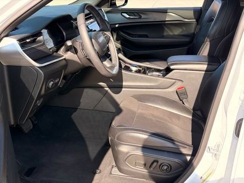 Used 2023 Jeep Grand Cherokee Altitude RWD image 12
