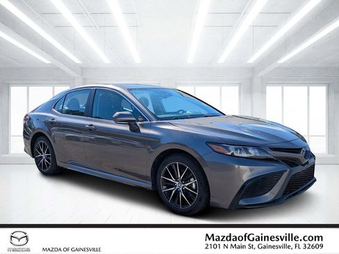 Used 2024 Toyota Camry SE image 1