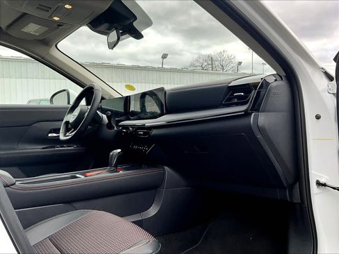 Used 2025 Nissan Kicks SR w/ SR Premium Package image 14