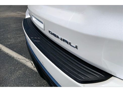 Used 2023 GMC Yukon Denali Ultimate AWD/4WD image 8