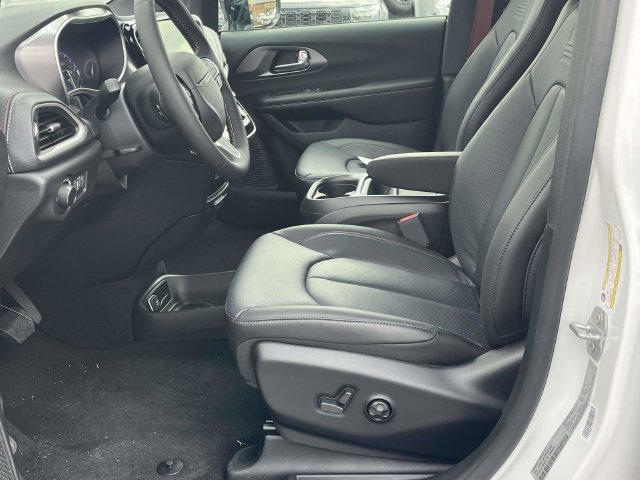 New 2027 Chrysler Pacifica Select FWD image 10