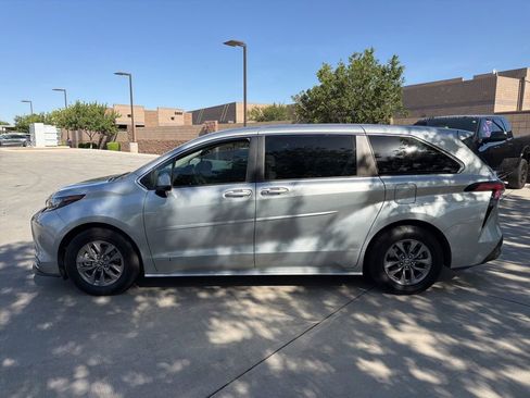 Used 2021 Toyota Sienna LE FWD image 3