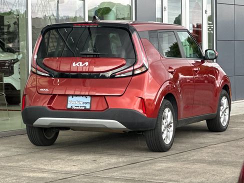 Used 2023 Kia Soul LX w/ LX Technology Package FWD image 3