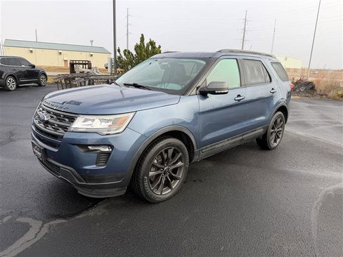 Used 2018 Ford Explorer XLT w/ Equipment Group 202A image 4