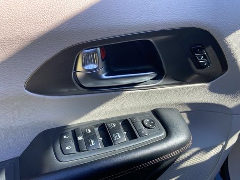 Used 2020 Chrysler Pacifica Touring-L FWD image 27