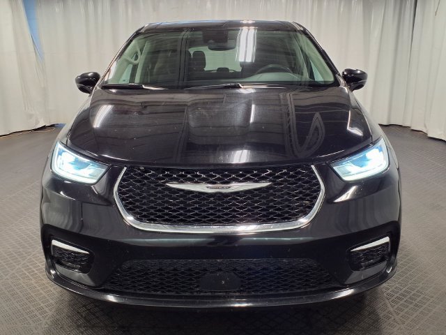 Used 2024 Chrysler Pacifica Touring-L FWD image 3