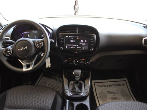 Used 2025 Kia Soul LX w/ LX Technology Package FWD image 18